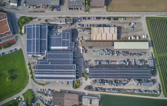 Gelebte Nachhaltigkeit: Grosse Photovoltaikanlage bei der Nüssli (Schweiz) AG in Betrieb genommen