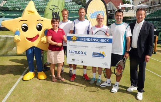 Drei Aktion Kindertraum-SpenderInnen gewinnen Tennis-Spiel mit Nicolas Kiefer beim Terra Wortmann Open in Halle (Westfalen).