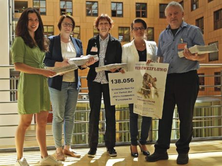 138.000 Unterschriften in Berlin übergeben