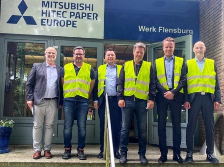 Bundeswirtschaftsminister Habeck zu Besuch bei Mitsubishi HiTec Paper in Flensburg