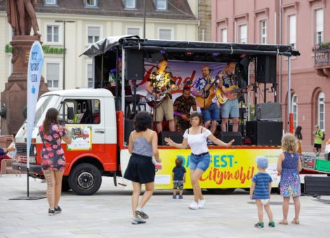 DAS FEST-Citymobil ist wieder in der Karlsruher Innenstadt unterwegs
