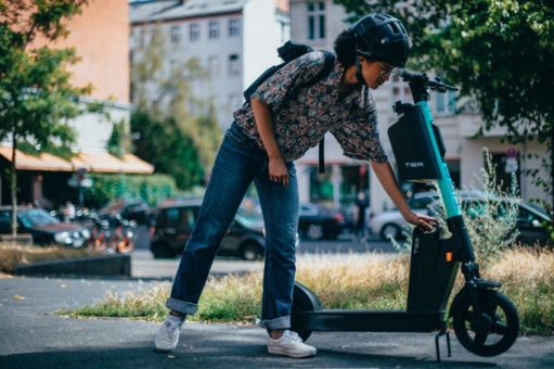 TIER enthüllt Pläne für europaweites Ladenetzwerk und stellt fortschrittlichsten E-Scooter der Branche vor