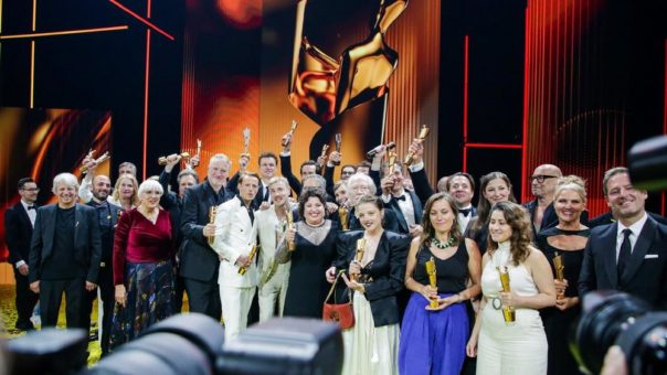 LIEBE LOLA! 18 Deutsche Filmpreise für 6 MBB-geförderte Filme und „Lieber Thomas“ gewinnt Goldene Lola