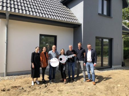 BON Chance Gewinnerin 2020 wird Traumhaus überreicht