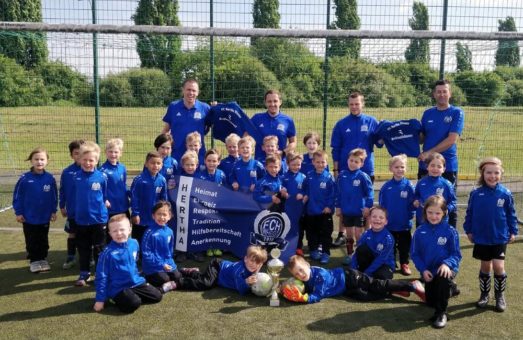 50 neue Trainingsanzüge für den FC Hertha Rheidt