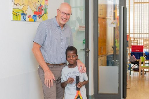 Humanitäre Hilfe für verletztes Kind
