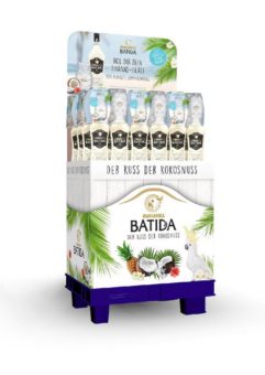 Exotischer Drink direkt aus der Ananas