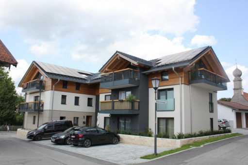 Altbau wird dank Anbau zum Plus-Energie-Mehrfamilienhaus