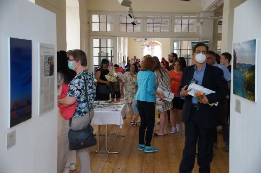 Verlängerung der Ausstellung auf Schloss Lichtenberg: Besuch der Fotoausstellung „Die neue Heimat mit meinen Augen entdecken“ auch im August noch möglich