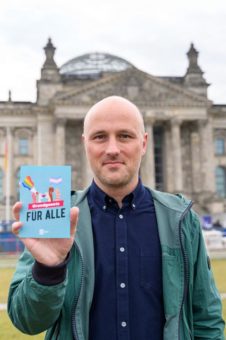 10.000 Postkarten für Gleichberechtigung: MyPostcard, All Out und Grundgesetz für Alle veranstalten große Übergabe-Aktion vor dem Deutschen Bundestag