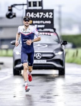 Neue Weltbestzeit für Jan Frodeno: Der Mercedes-Benz Markenbotschafter entscheidet das Duell mit Konkurrent Lionel Sanders beim „Zwift Tri Battle Royale“ in Rekordzeit für sich