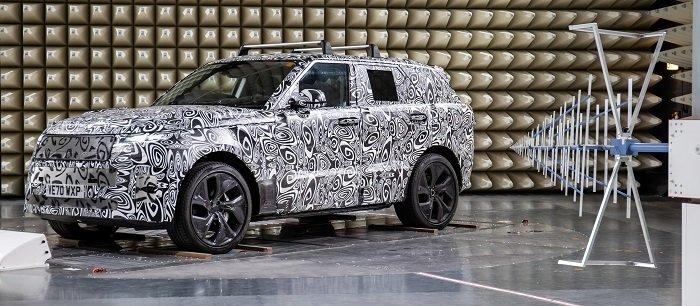 Neues Testlabor wappnet die elektrifizierten und eng vernetzten Jaguar Land Rover Modelle gegen elektromagnetische Störfelder