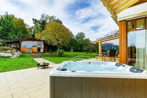 5 Sterne Chalets in der Herbstnatur: Die Bayern Chalets lassen Privatsphäre im Wellnessurlaub  hochleben
