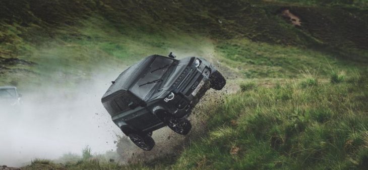 Stuntfahrzeuge von Jaguar Land Rover aus dem 007-Kinohit Keine Zeit zu sterben werden bei Christie’s für den guten Zweck versteigert