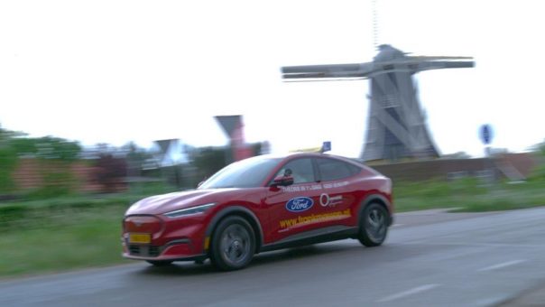 Erste Fahrschulen in Europa nutzen Ford Mustang Mach-E, um der  „Generation E“ das Autofahren beizubringen