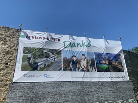 Großes Danke-Banner für alle Schloss-Retter