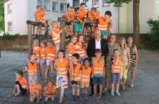 EBE verschenkt wieder Warnwesten an i-Dötzchen