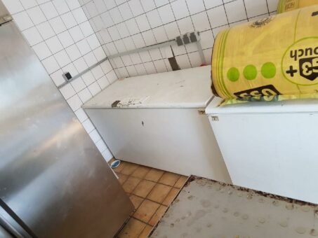 Festverbautes und verlegtes Rohr und Maschinenanlagen können mit entsprechendes Werkzeug fachgerecht und sauber zerlegt und abtransportiert werden.