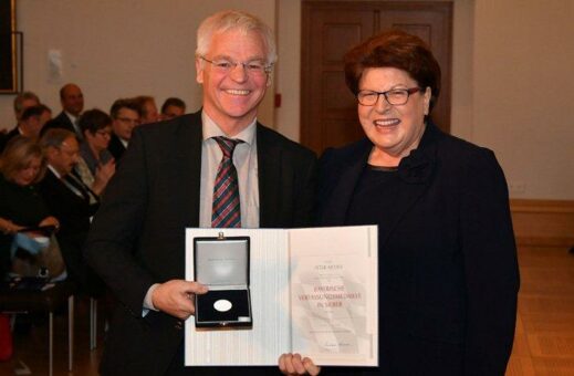 Verbandspräsident Peter Aicher mit Bayerischer Verfassungsmedaille geehrt