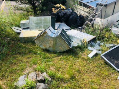 Möchte man neben den Stahl und Eisenschrott auch anderen Müll entsorgen, spricht man hier von einer Entrümpelung