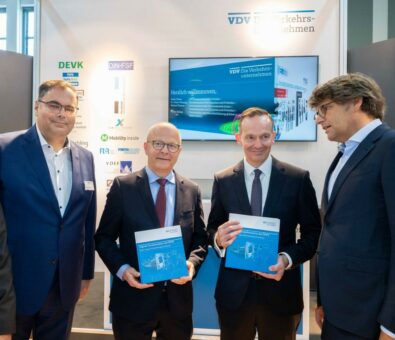 InnoTrans: Bundesverkehrsminister Wissing informiert sich am VDV-Messestand über „Motics“