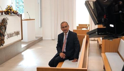 Neuapostolische Kirche führt weltweit Frauenordination ein