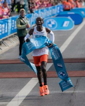 Weltrekord bei den Männern, Frauen-Streckenrekord und 45.000 Champions beim BMW BERLIN-MARATHON 2022