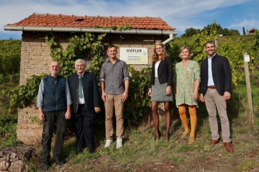 Landrat Legler zeichnet Michelbacher Weingut Höfler mit dem Landkreis-Ehrenpreis aus