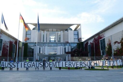 Zum Welttierschutztag: Aufsehenerregende Protestaktion vor dem Bundeskanzleramt für den Ausstieg aus dem Tierversuch
