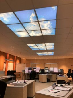 Wie ein Fenster in den Himmel: Virtuelle Wolkendecke ersetzt das Tageslicht