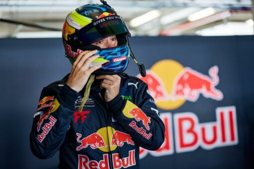 Carrera startete in Portimao als offizieller Team-Partner von   Red Bull AlphaTauri AF Corse in der DTM 2022