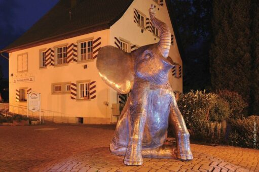 Der Gitzenweiler Hof trauert um den Erschaffer des bronzenen Elefanten. Imre Vargas Skulptur am GITZ stand Pate für das Maskottchen FANY