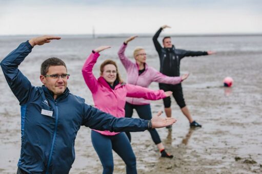 Wattbaden statt Waldbaden: Dr. Becker Klinik Norddeich nutzt für ein neues Therapieangebot das Wattenmeer