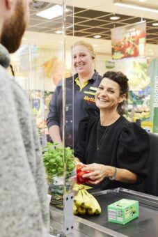 Prominenter Kasseneinsatz: Marlene Lufen an Kölner Netto-Kasse