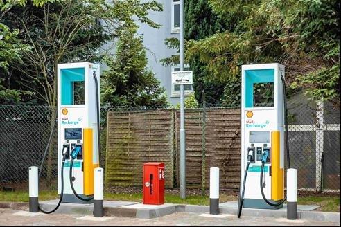 Grüne Mobilitätswende: ADLER Smart Solutions installiert 100 weitere Schnellladelösungen auf Shell Tankstellen