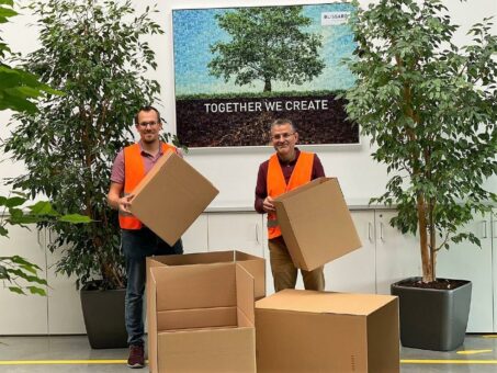 Kartons aus Recyclingmaterial und Folienverpackungen aus Müllsäcken