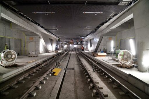 1.150 Meter Gleise im gesamten Tunnel verlegt, Fahrleitungen fast fertig