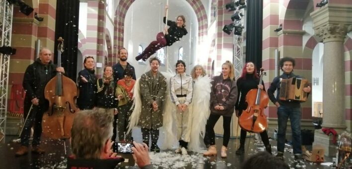 Poetischer Advent in der Kölner Kirche St. Michael: CUPIDO – die neue Weihnachtsshow 2022 des Cirque Bouffon feiert am Mittwoch Premiere.