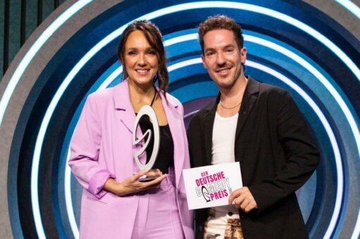 Carolin Kebekus erhält den Deutschen Comedypreis in der Kategorie „Bestes TV-Soloprogramm“