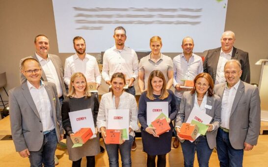 W&H ehrt 58 langjährige Mitarbeiter:innen