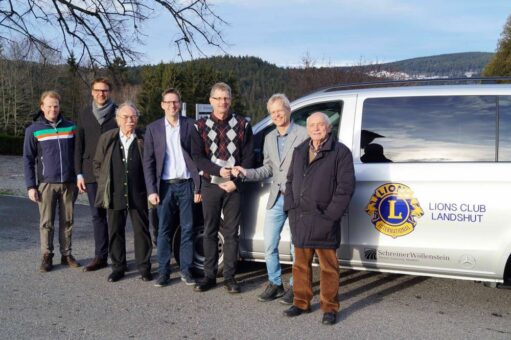 Lions Club Landshut und Autohaus Schreiner-Wöllenstein spenden Bus an Kinderheim Kostenz