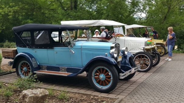 Oldtimer halten am Hotel an der Therme