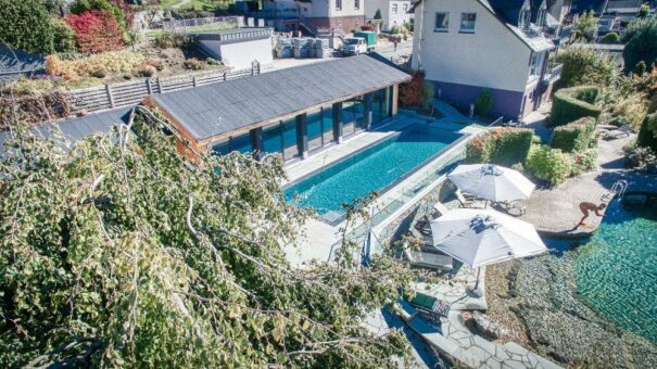 Der Winter kann kommen: Das Flair Hotel Nieder begegnet der kalten Jahreszeit mit einer kuscheligen Wellnesslandschaft, einem wohltemperierten Außenschwimmbad und einem nagelneuen Poolhaus in sanften Wohlfühltönen und Naturmaterialien