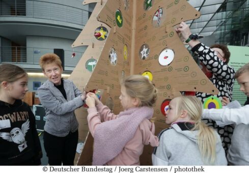 Nachhaltiger Weihnachtsbaum kommt in Begleitung eines Elchs