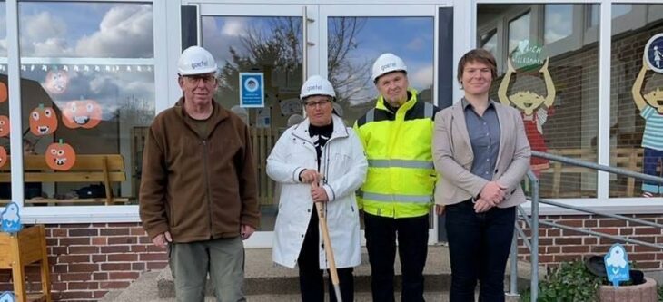 Bürgermeisterin Hage eröffnet den Glasfaserausbau in Holzen