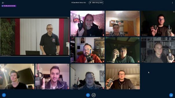 Mit Funkgerät bewaffnet vor die Webcam – Funkdisziplin in der Online-Schulung