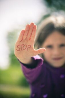 Mädchen trainieren Selbstbehauptung und Selbstverteidigung