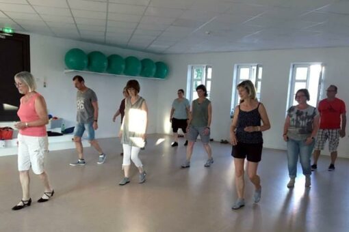 „Heel strut forward r + l, step, lock, step, scuff“