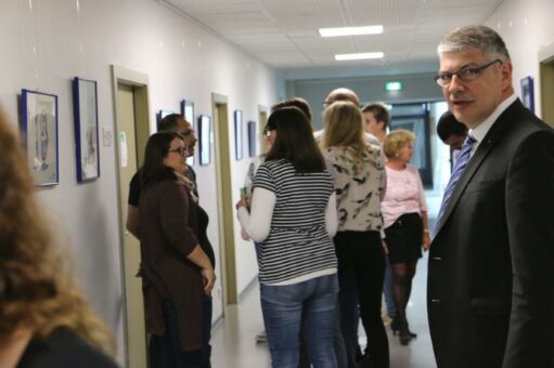 Karikaturenausstellung zum Thema „Sucht“ noch bis Ende Mai in der Kreisverwaltung zu sehen