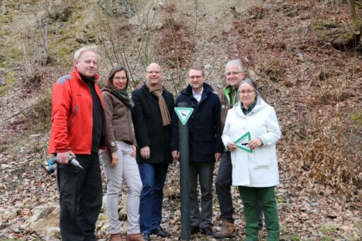 Sonnberg in Angersbach hat sein Naturdenkmal-Schild